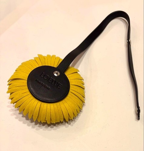 LOEWE Loewe Bag Charm Key Holder Flower Leather Studded Flower - Picture 16 of 16