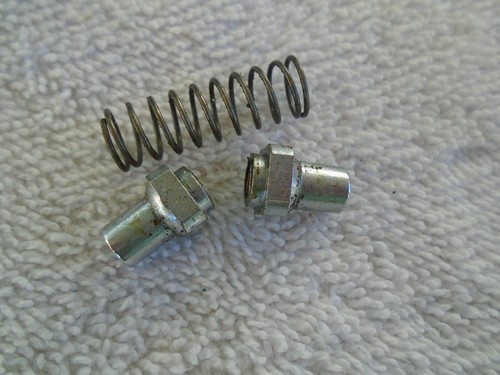 (1) VINTAGE 1960's CAMCO OAKLAWN ARISTOCRAT SNARE LUG INSERTS NUT & SPRING - Picture 2 of 2