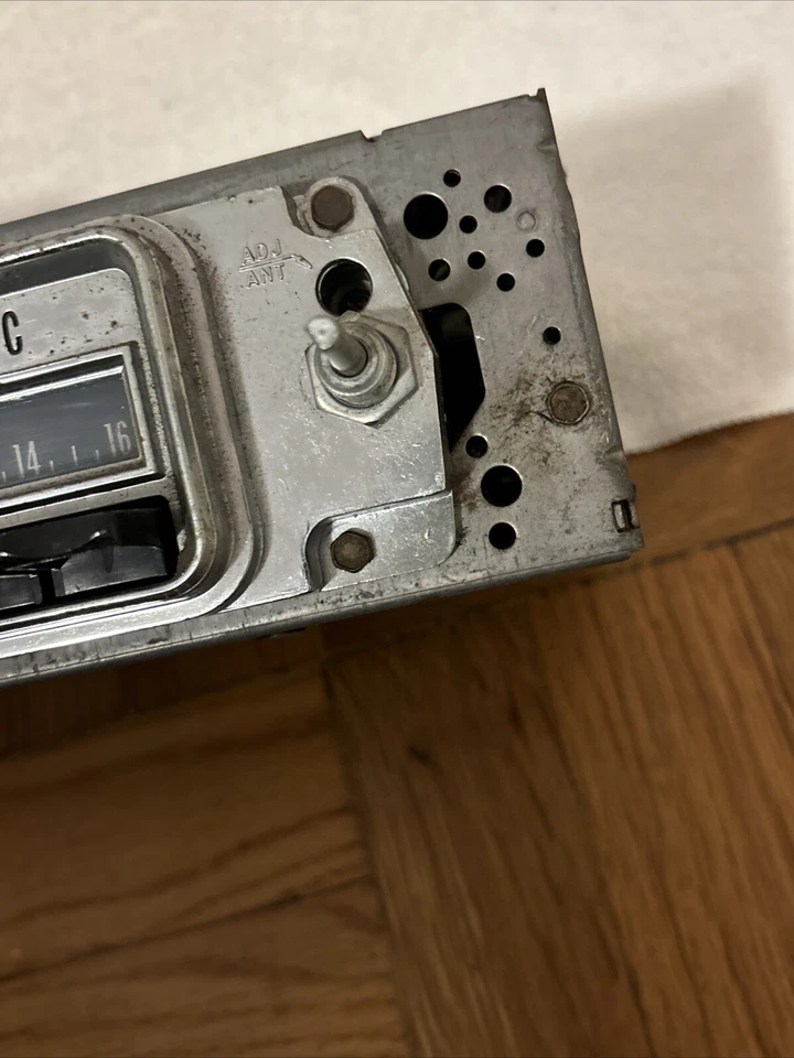 GM DELCO RADIO 60'S PONTIAC GTO UNTESTED FOR PARTS OR REPAIR - Image 3 of 4