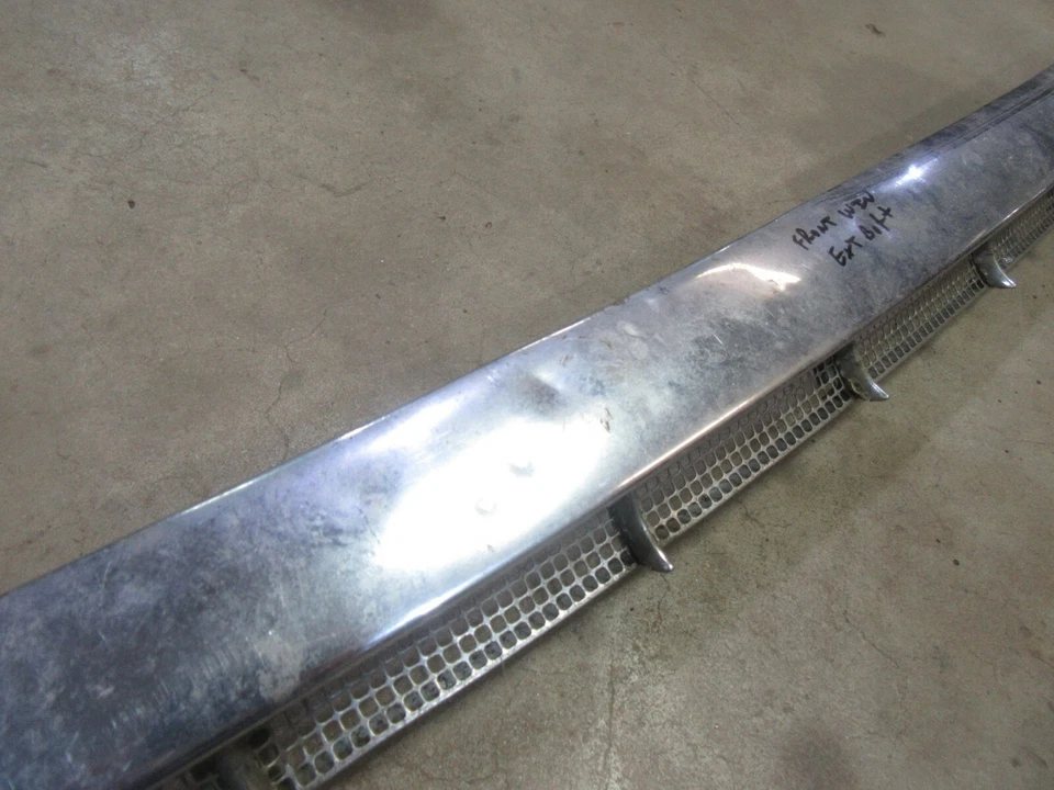 1954 Cadillac Deville exterior capô dianteiro para-brisa acabamento inferior moldura ventilação  - Imagem 2 de 4