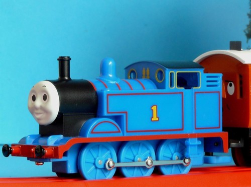 HORNBY THOMAS THE TANK ENGINE, ANNIE AND CLARABEL BATTERY POWERED + PULL ALONG - Picture 6 of 9