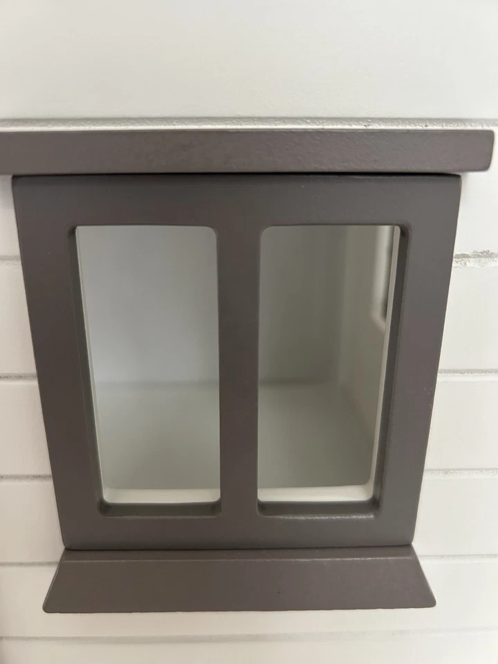 Encantadora casa de muñecas Pottery Barn Kids Westport Market se vende sin amueblar nueva con etiquetas Foto 3 de 4