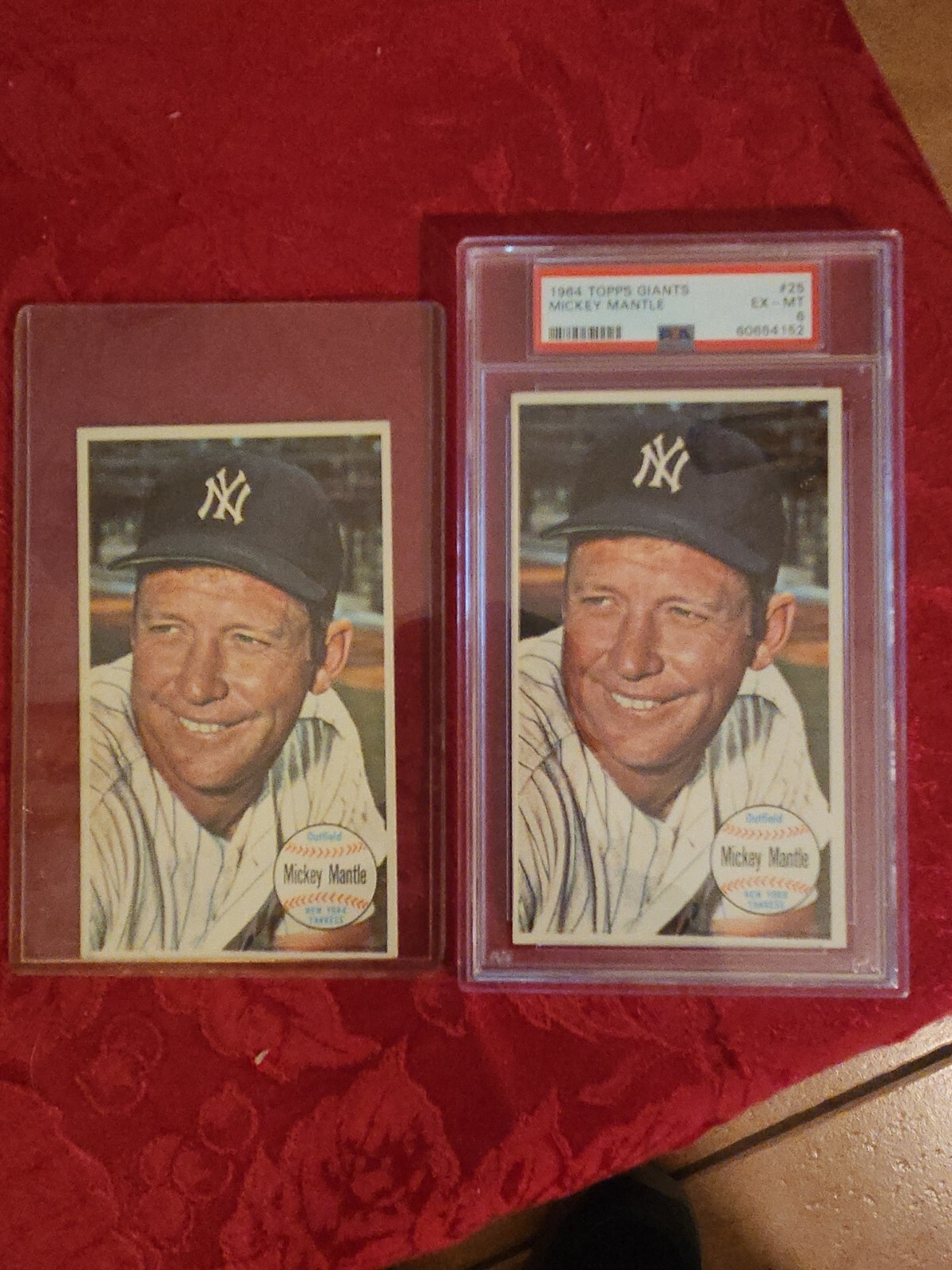 2 (two) 1964 Topps Giants Mickey Mantle #25 One is Graded PSA 6 EX-MT One Raw EX - Photo 2 sur 11