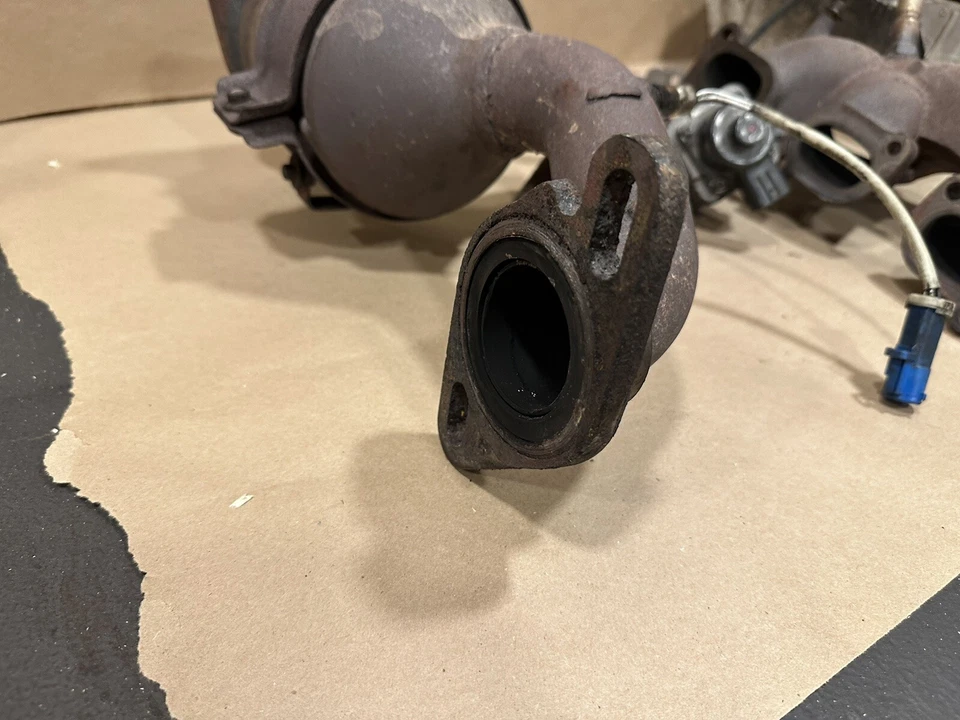 Mercury Milan 2010 fabricante de equipos originales colector de escape derecho y convertidor catalítico 3,0 V6 usado Foto 2 de 4