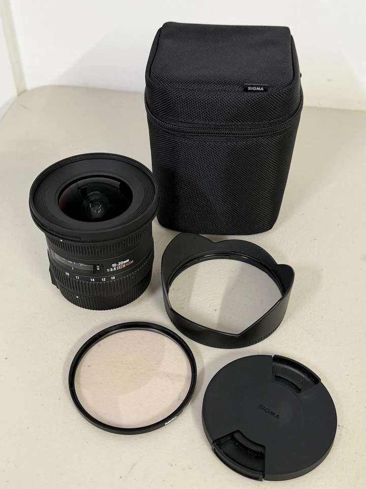 Sigma 10-20mm f/3.5 EX DC HSM Wide Angle Zoom Lens with Accessories - Image 3 of 4