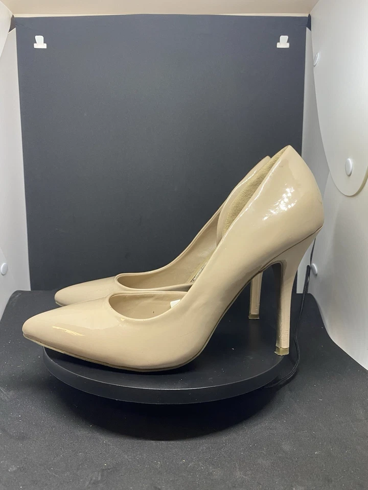 Mossimo Supply Co. Tacones clásicos beige charol usados en excelente estado talla 10 4 pulgadas Foto 2 de 4