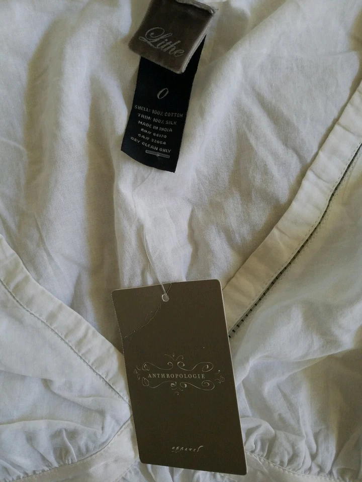 NUEVO CON ETIQUETAS BLUSA ANTHROPOLOGIE LITHE BLANCA CON APLIQUES FLORALES TALLA 0 Foto 2 de 3