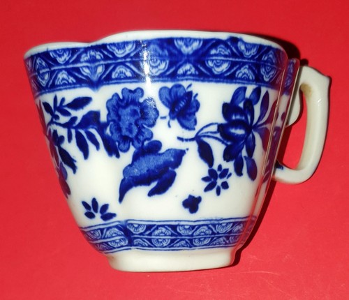 Blue and white floral patten tea-pot and 2 cups and saucers. Over 100 years old - Picture 8 of 11