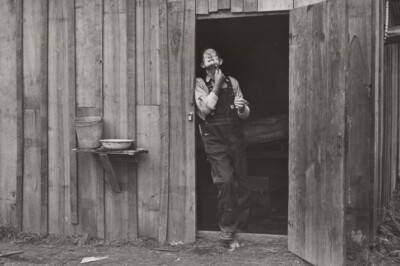 Charles B. Griggs Rasur vor seiner selbstgebauten Hütte 4x6 Foto