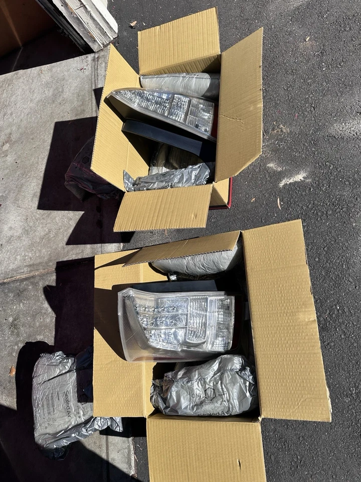 Juego de luces traseras para Toyota Prius 2010-2011, lado pasajero y conductor. Foto 2 de 4