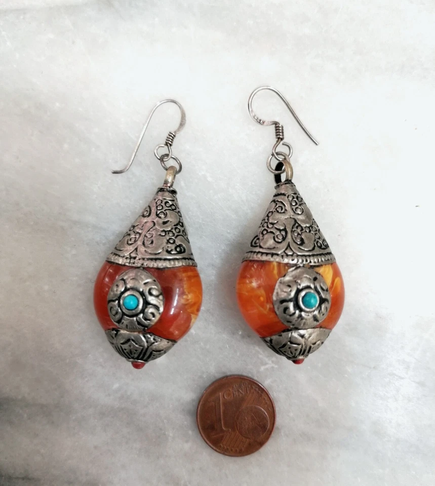 SPETTACOLARE PAIO DI ORECCHINI PENDENTI IN BAKELITE AMBRA E ARGENTO NEPAL. - Immagine 2 di 4