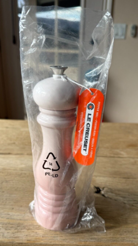Le Creuset Acrylic Classic Manual Pepper Mill, 8 in, Shell Pink NEW, NWT