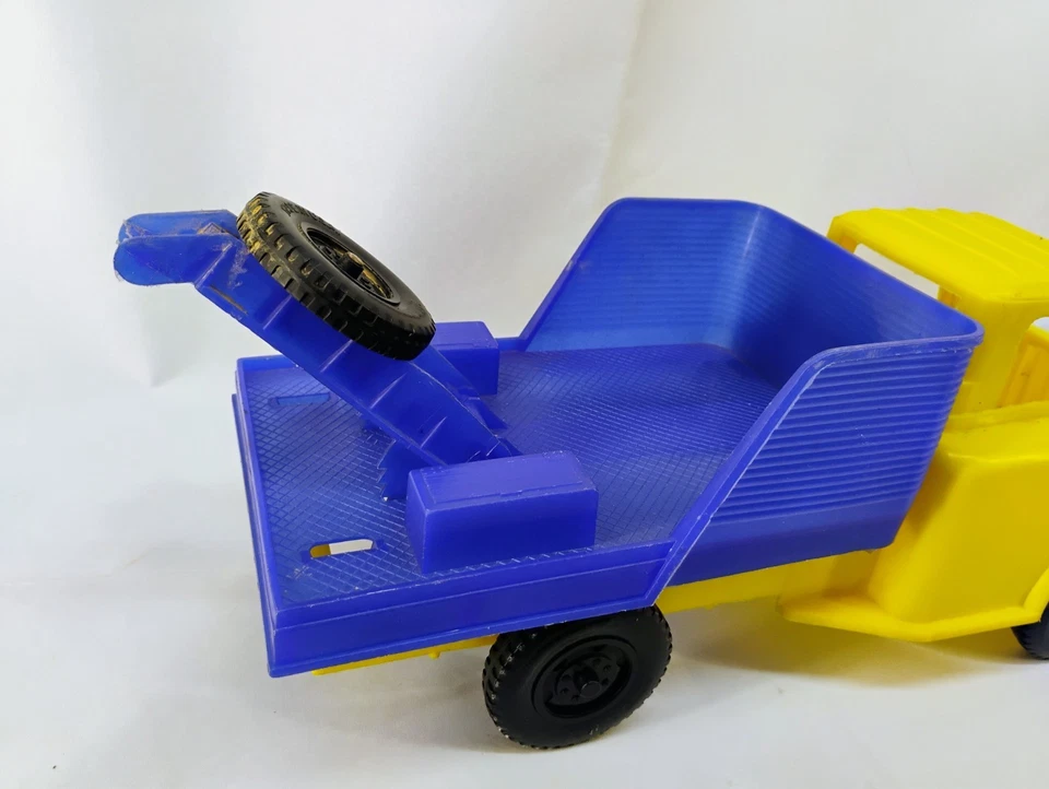 Grúa de juguete vintage de plástico blando amarillo y azul hecha en EE. UU. Foto 3 de 4