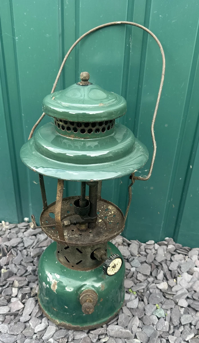 Vintage coleman kerosene lantern deals