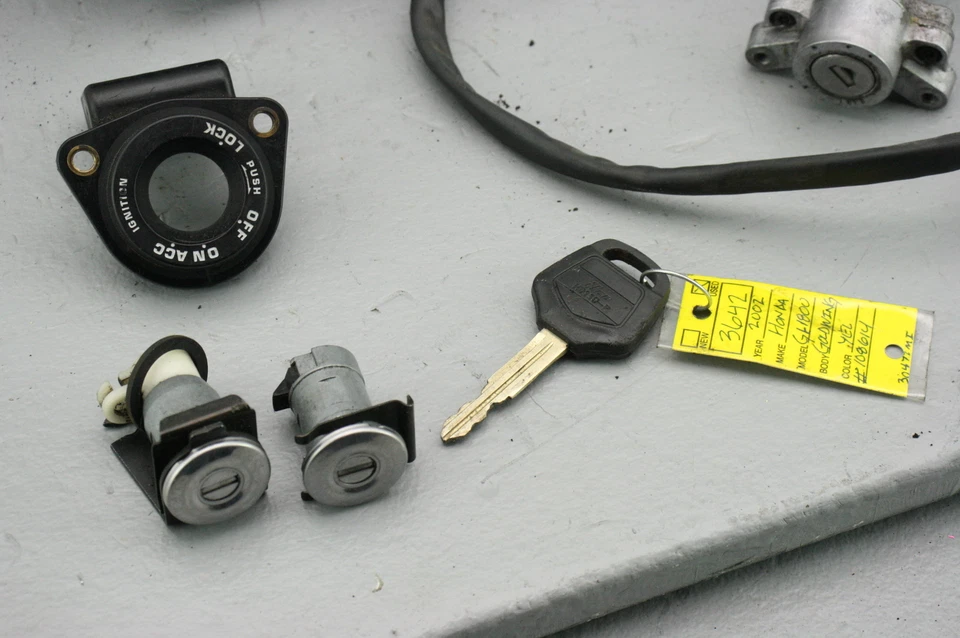 2002 年本田 Goldwing GL1800 锁套装和钥匙 IGNITION 开关卡车闩锁组件 — 第 3/4 张图片