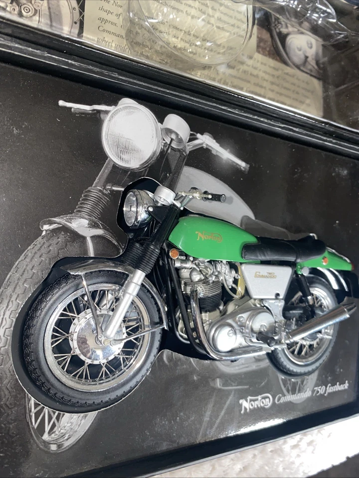 Minichamps 1/12 Scale 122 132000 Norton Commando 750 Fastback 1968 Green - Image 2 of 4