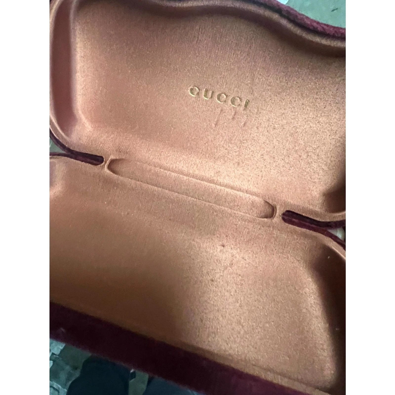 Étui à lunettes de soleil Gucci velours rouge, c’est un étui rigide vide pour protéger vos lunettes