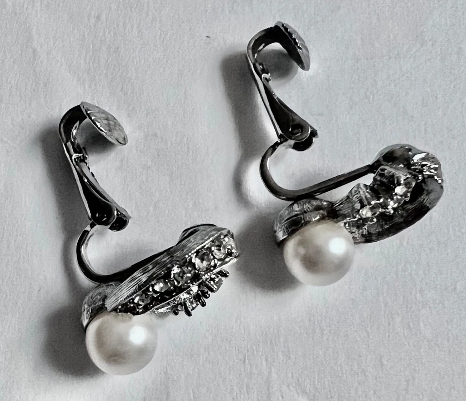 复古银色 优雅耳环 6.7 毫米白色珍珠水晶水钻夹 — 第 2/4 张图片