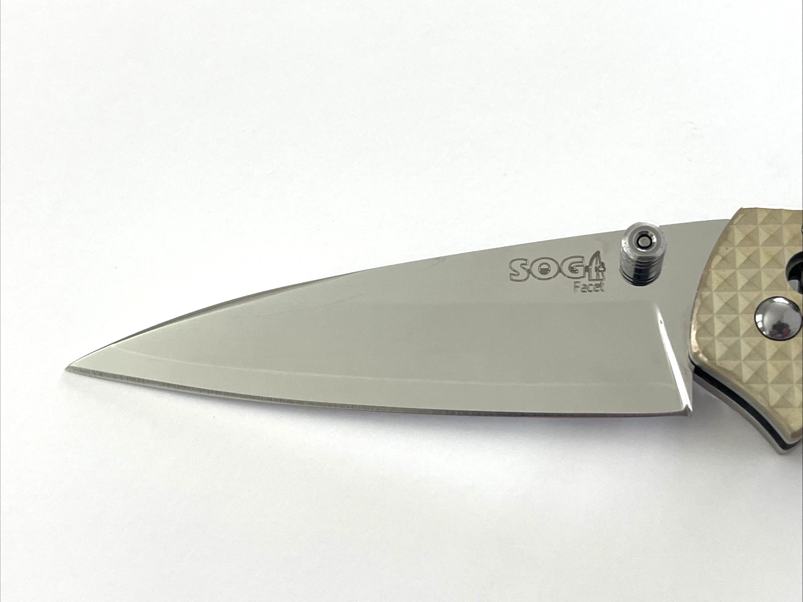 SOG CT-01 Facet Folding Knife VG-10 San Mai Carbon Fiber Handle Japan - product detail image 2