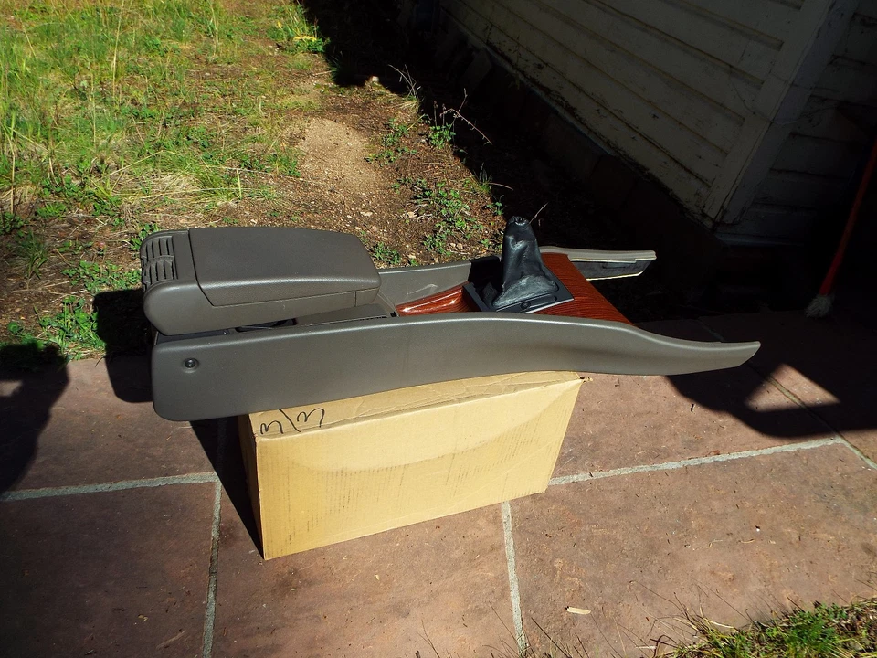 Cadillac Catera 2001 consola de piso central. Sin palanca de cambios. Usado. Foto 4 de 4