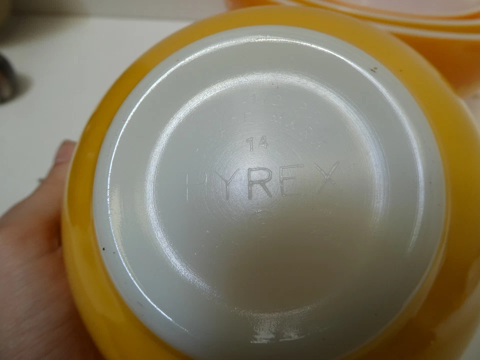 SET OF 4 PYREX VINTAGE YELLOW DAISY SUNFLOWER CINDERELLA GLASS MIXING BOWL SET - Image 4 of 4