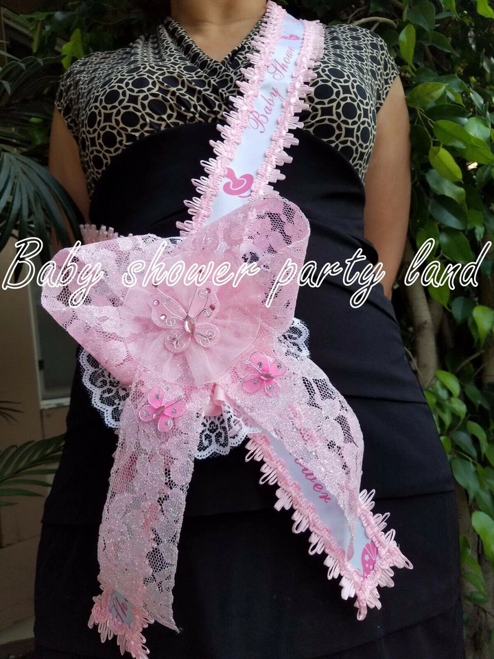 Baby Shower Mom To Be It's a Girl faixa rosa com fita borboletas e corpete - Imagem 4 de 4