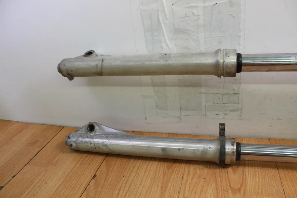 1977 Yamaha IT250 передние вилки с зажимами - Изображение 2 из 4