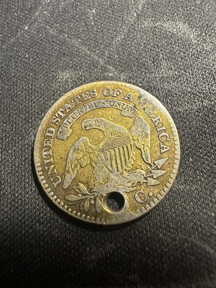 Серебряная монета номиналом 10 центов 1823/2 с большой крышкой E's детали VF/XF с отверстием лот No1043 - Изображение 2 из 4