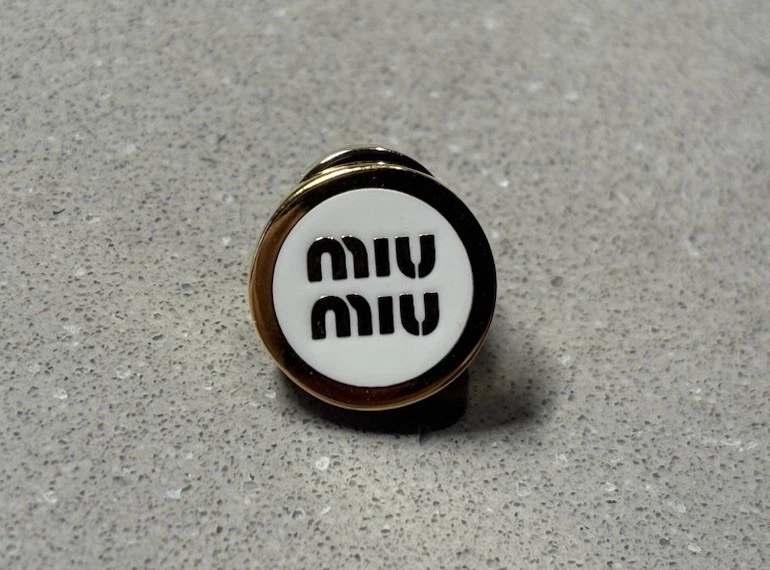 Aretes Miu Esmalte Blanco Tono Dorado Logo - Joyería de Diseñador Minimalista Foto 2 de 4