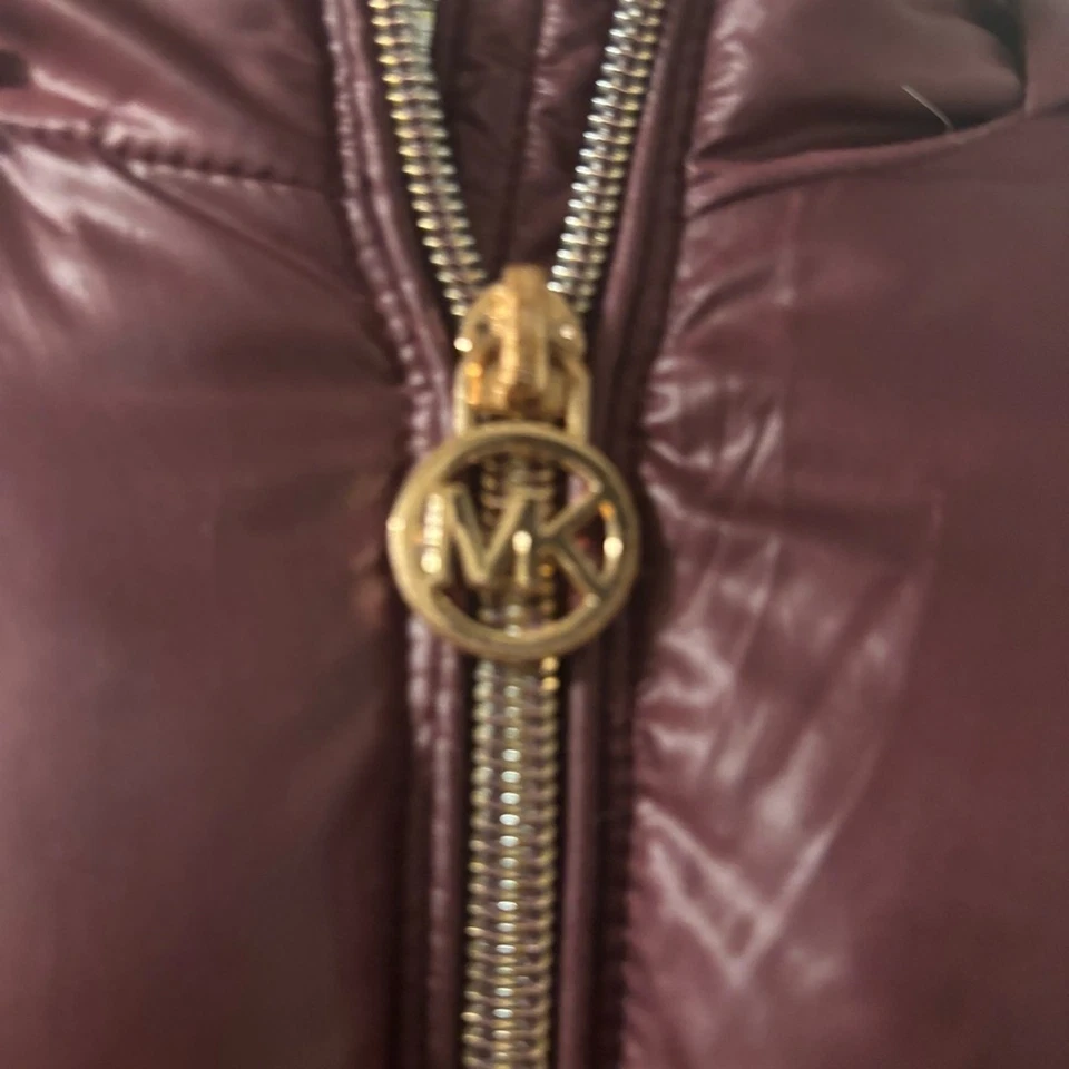 Chaqueta acolchada borgoña para niñas jóvenes sudadera con capucha de piel sintética talla 14 de Michael Kors Foto 4 de 4