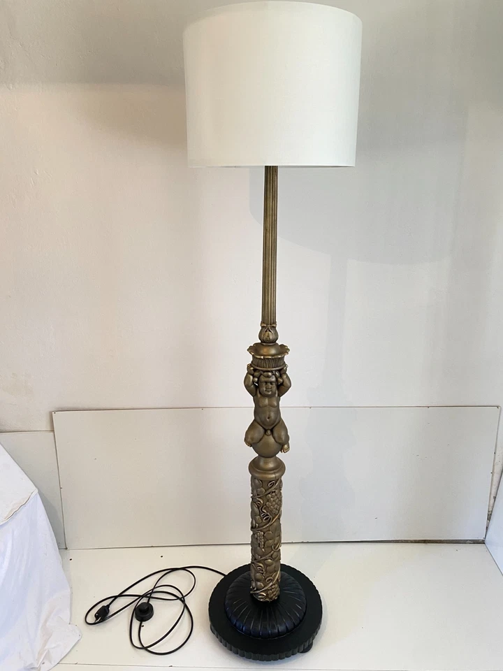 Lámpara de pie estilo antiguo de madera tallada - pátina dorada, pantalla blanca, 67 pulgadas, 170 cm Foto 3 de 4