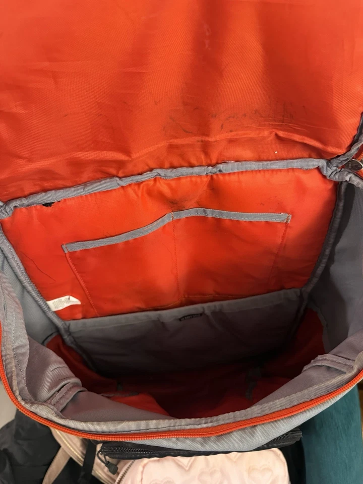 Рюкзак Under Armour серый и черный с оранжевой отделкой - Изображение 4 из 4