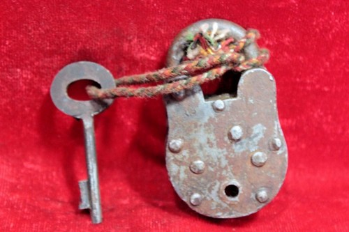 OLD VINTAGE IRON LOCK-KEY HANDCRAFTED ANTIQUE COLLECTIBLE - Picture 4 of 4
