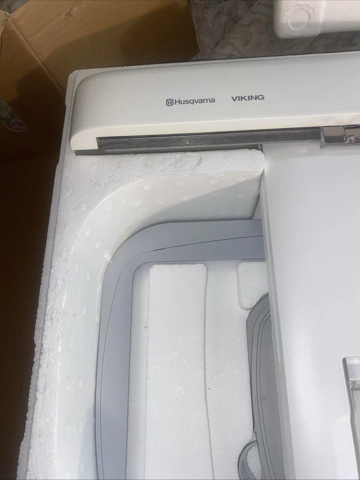 Husqvarna Viking Designer Topaz 30 Sewing & Embroidery Machine PERFECT CONDITION - Image 2 of 4