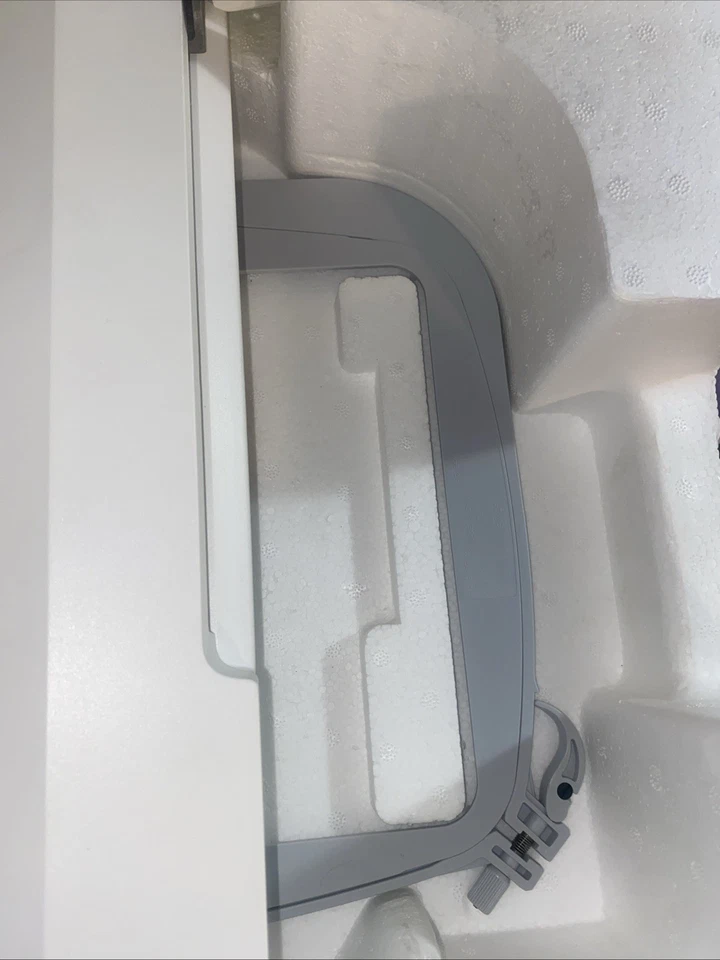 Husqvarna Viking Designer Topaz 30 Sewing & Embroidery Machine PERFECT CONDITION - Image 3 of 4