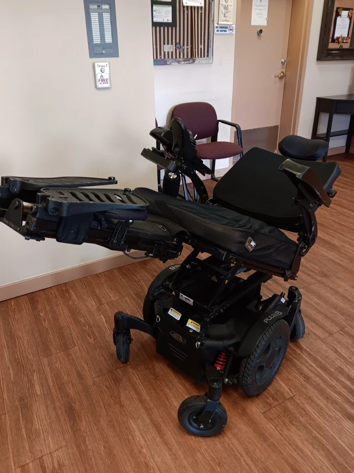 Quickie Pulse 6, patas, asiento y respaldo elevación e inclinación a través de hidrólicos, bates nuevos. Foto 2 de 4