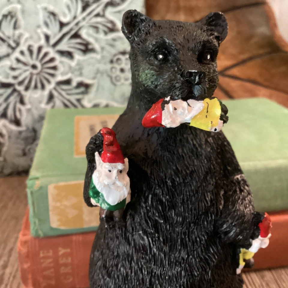 Bear Knome Massacre Cabin Lodge 5/1/2” de alto jardín Knome Knome Killer Foto 4 de 4