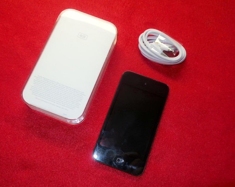 8GB Black Apple A1367 iPod Touch 4th Generation Bundled with Cord, Case, Box