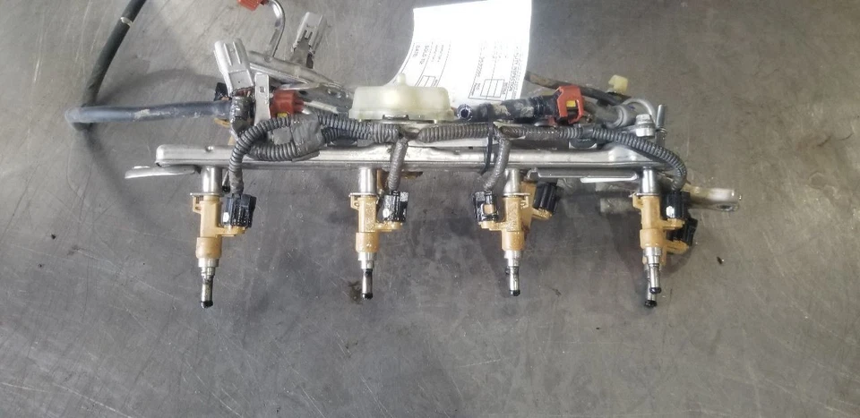 16 TOYOTA TUNDRA 5.7L FUEL INJECTORS WITH RAILS - Image 4 of 4