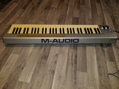 M-Audio Keystation 61es Midi Keyboard Pitch Bend & Mod Wheel Turns On Lights Up