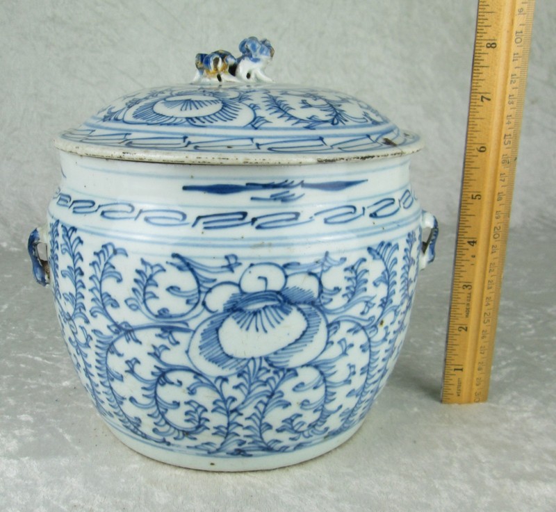 Chinese Kamcheng Blue and White Pottery Covered Ginger Jar Foo Dog