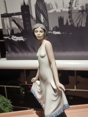 Lladro Neo große Figur NAO von LLADRO DAISA 1995 Dame mit Rock.