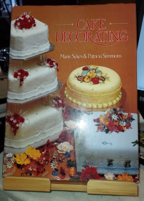 Cake Decorating by Patricia Simmons and Marie Sykes (1987, Hardcover) T7G
