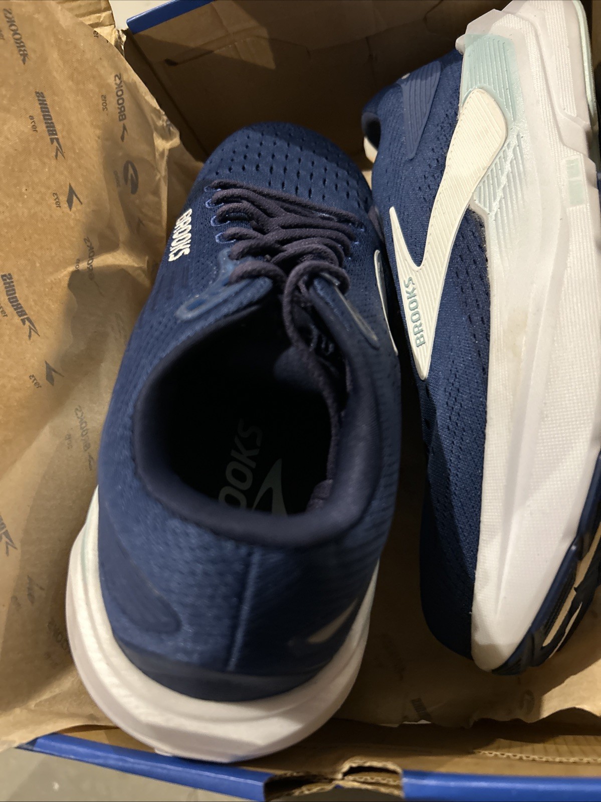 Brooks Women's Ghost Max 3 Running Shoes. Navy. Size 10.5 D WIDE image 2