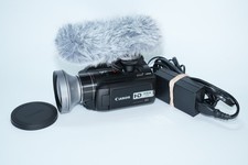 Canon VIXIA HG20 60gb Harddrive Camera W/ CHARGER, CANON WD-H37II AND DM-100