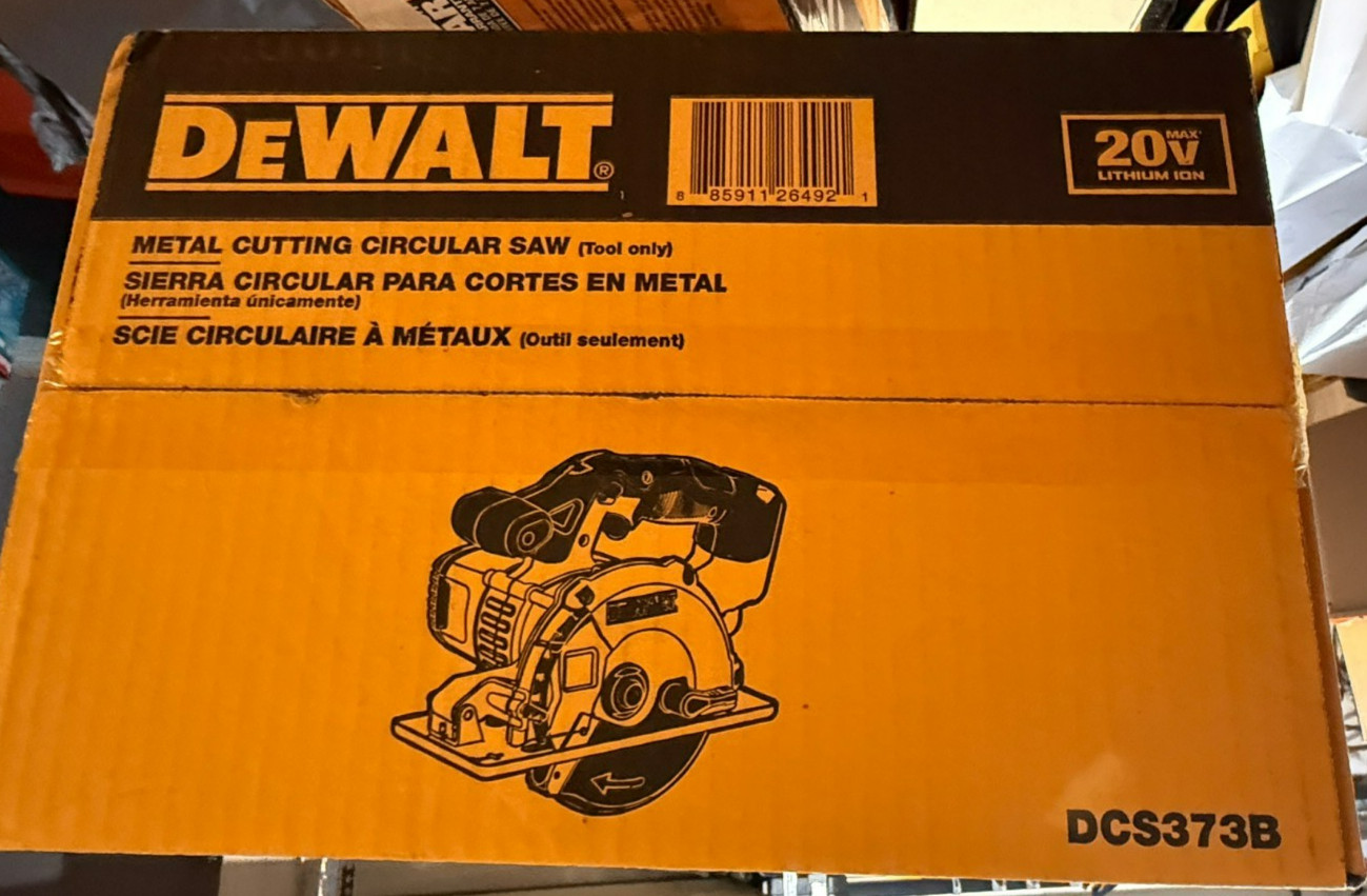 ⭐️NEW⭐️ DEWALT DCS373B 20V Max* 5-1/2-Inch Circular Saw, Metal + dcb205 battery