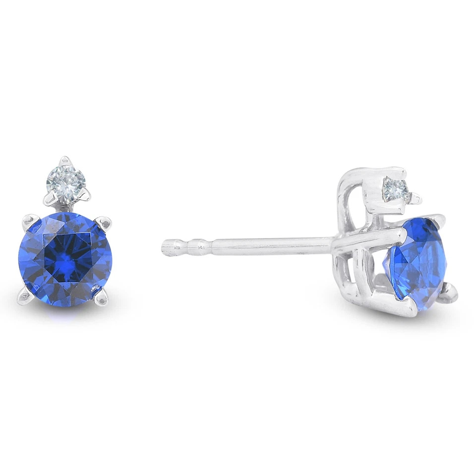 Pendientes de oro blanco de 14 k con tachuelas de diamantes y zafiro azul sintético de 3/4 quilates para mujer Foto 2 de 4