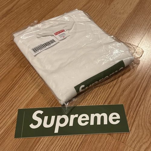 Tee shirt et autocollant logo Supreme Berlin Box