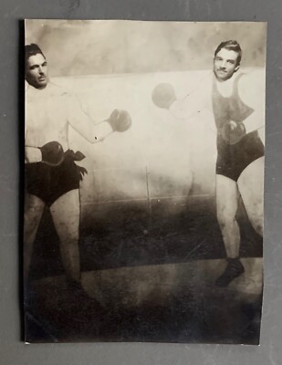 FOTOKARTE Trompe l'oeil Dekor Illusion Unwirklich Imaginär Portrait Männer Boxen