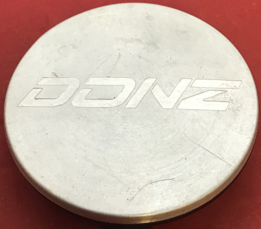 ONE USED DONZ SILVER CENTERCAP 000-001-16 11097